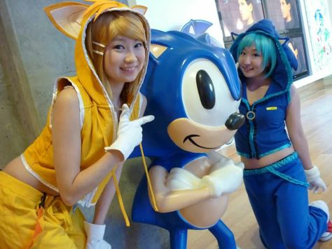 Vocaloid sonic and tails Tails Cosplay, Sonic Cosplay, Sonic Costume, Miles Tails Prower, Sonic And Tails, Sonic Tails, Vocaloid Cosplay, Group Costumes, Anime Dolls