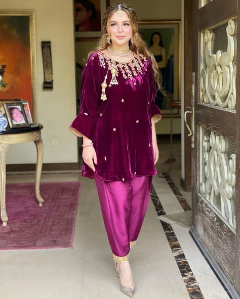 Velvet Shirts Pakistani Simple, Lohri Outfits For Women, Velvet Shirts Pakistani, Lohri Outfits, Velvet Outfit Ideas, Dark Pink Velvet, Velvet Shirts, Velvet Dresses Outfit, Pakistani Kurti