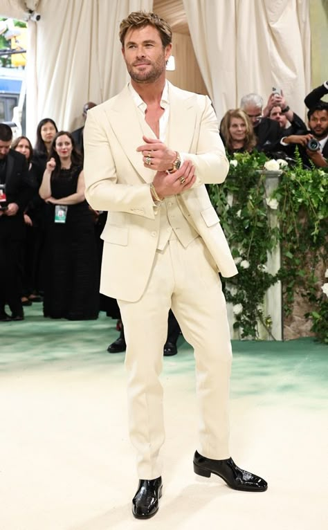 Chris Hemsworth from Met Gala 2024: Red Carpet Fashion on E! Online Chris Hemsworth Outfit, Chris Hemsworth Style, Red Carpet Poses, Pastel Suit, Christopher Hemsworth, Met Gala Dresses, Chris Hemsworth Thor, Elsa Pataky, Met Gala Red Carpet