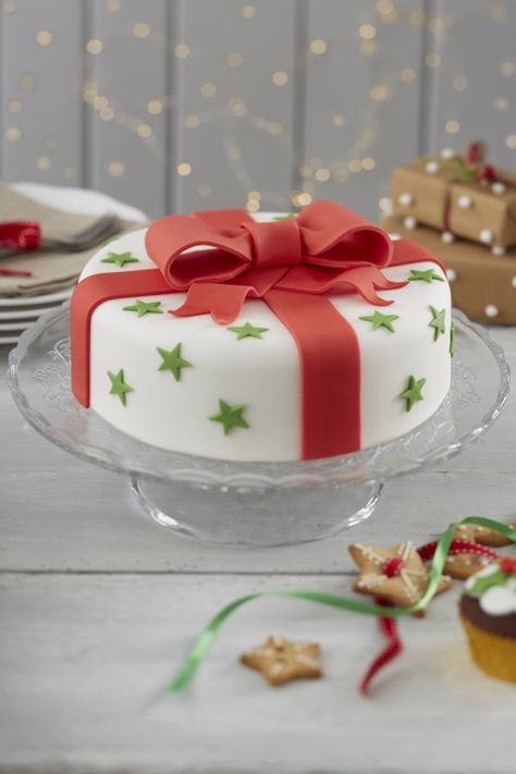 Christmas Cake Decoration, Cake Decoration Ideas, Christmas Cakes Easy, Present Cake, Xmas Desserts, Christmas Cake Designs, Traditional Bow, Christmas Cake Decorations, Xmas Cake