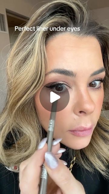 Erica Taylor on Instagram: "LOWER EYELINER TUTORIAL #eyeliner #liquideyeliner #dosanddonts #over40 #eyelinertutorial #eyeliners #makeuphacks #makeupover40 #cateye #wingedliner" Bottom Eyeliner Tutorial, Winged Eyeliner Over 40, Under Eyeliner Looks, Liquid Eyeliner Looks, Lower Eyeliner, Liquid Eyeliner Tutorial, Makeup For Hooded Eyelids, Bottom Eyeliner, Erica Taylor