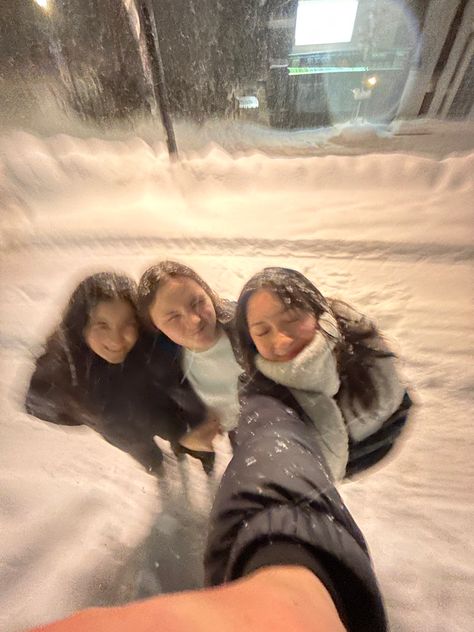 Snow Group Pictures, Friend Snow Pictures, Winter Fun Aesthetic, Winter Aesthetic Friends, Winter Love Aesthetic, Cute Winter Pictures, Be Real Photos, Winter Friends Aesthetic, Christmas Aesthetic Friends