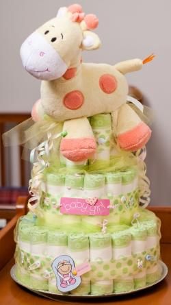 How to make a baby diaper cake, excellent for a baby shower decoration or a gift... Giraffe Diaper Cake, Perlengkapan Bayi Diy, Nappy Cakes, Baby Shower Diaper Cake, Baby Diaper Cake, Shower Bebe, Baby Shower Diapers, Diaper Cakes, Baby Wedding