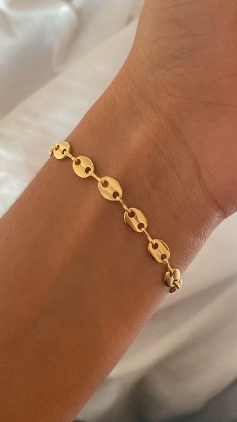 Golden Bracelet Aesthetic, Gucci Gold Bracelet, Golden Aesthetic, Gucci Bracelet, Golden Bracelet, Aesthetic Minimalist, Gucci Fashion, Outfit Winter, Girly Jewelry