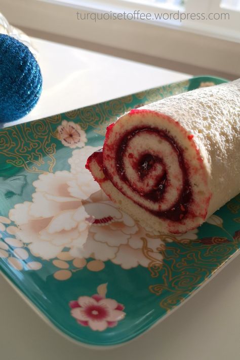 Jelly Roll Cake – turquoise toffee Jelly Roll Dessert Easy Recipes, Cake Turquoise, Jelly Rolls Recipe, Jelly Roll Cake, Cake Raspberry, Raspberry Filling, Roll Cake, Jelly Roll, Rolls Recipe