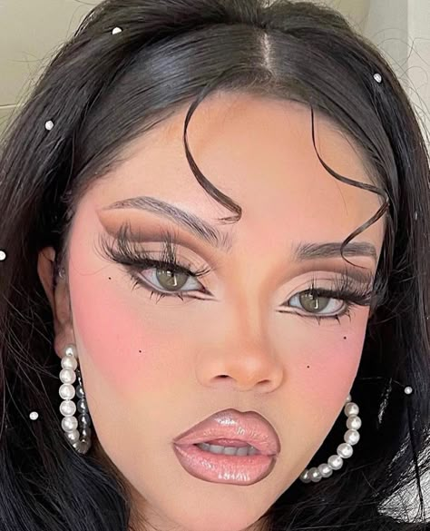 Brats Inspired Makeup, Bratz Doll Halloween Makeup, Bratz Make Up Look, Bratz Style Makeup, Bratz Doll Makeup Halloween, Bratz Costume Makeup, 7 Rings Aesthetic Outfits, Bratz Makeup Halloween, Bratz Makeup Look Sasha