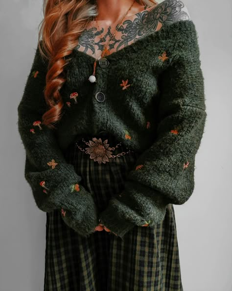 Little bit more cosy and casual 🌿🍁🍄🍂 Just a simple cardigan, skirt and belt combo! Hoping to feel better this weekend to get some new content shot 🫠 but here's to me always having a bunch of looks I can share no matter what. Also every time I wear green all I can think of is Rio from Agatha All Along in my head going "THEE GREEN WITCH"🌿 Green Witch Aesthetic Fashion, Academia Fall Outfits, Fantasycore Outfits, Magic Professor, Outfits With Corsets, Elven Outfit, Scandinavian Clothes, Modern Witch Outfit, Dark Academia Winter