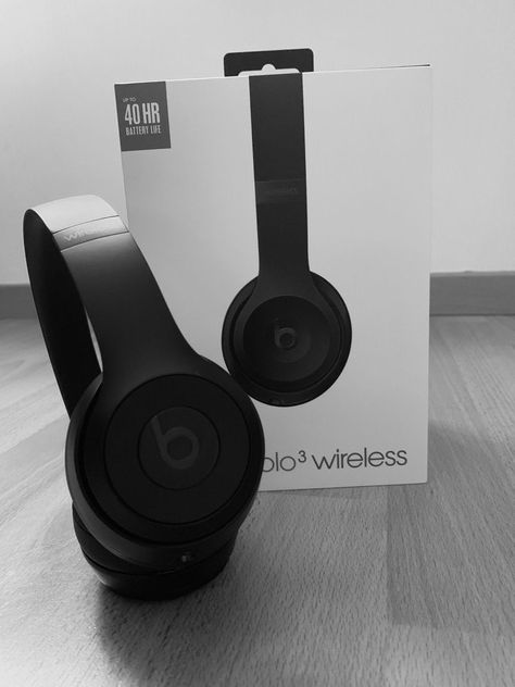 Black Beats Aesthetic, Black Beats Headphones Aesthetic, Casual Woman Outfit, Womans Outfits, Beats Headphones Aesthetic, Beats Solo3, Apple Earpods, Black Beats, Cute Headphones