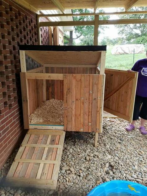 The duck house my husband made from pallets How To Build A Duck Coop, Homemade Duck Coop, Ducks House, House For Ducks, Duck House Ideas Diy, Duck Boxes Diy, Chicken And Duck Coop Combo Diy, Diy Duck Enclosure, Small Duck Coop