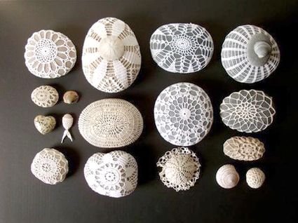 Little Urchin Crochet Covered Sea Stones - the purl bee http://www.purlbee.com/little-urchin-crochet-covered/ Crochet Rocks, Modern Haken, Crochet Stone, Purl Bee, Embroidery Crafts, Crochet Sewing, Lace Doily, River Rocks, River Stones