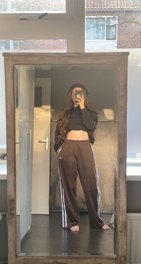 Baggy Brown Pants, Outfits Baggy, Brown Pants, Fashion Outfit, Track Pants, Outfit Ideas, Track, Mirror Selfie, Fashion Outfits