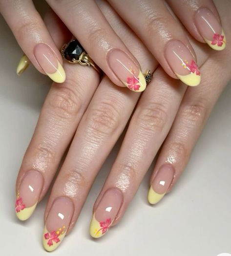 Hawaiian Nails, Pink Flower Nails, Yellow Nail Art, Yellow Nails Design, Nails Yellow, Tropical Nails, Summery Nails, Pink Nail, Yellow Nails