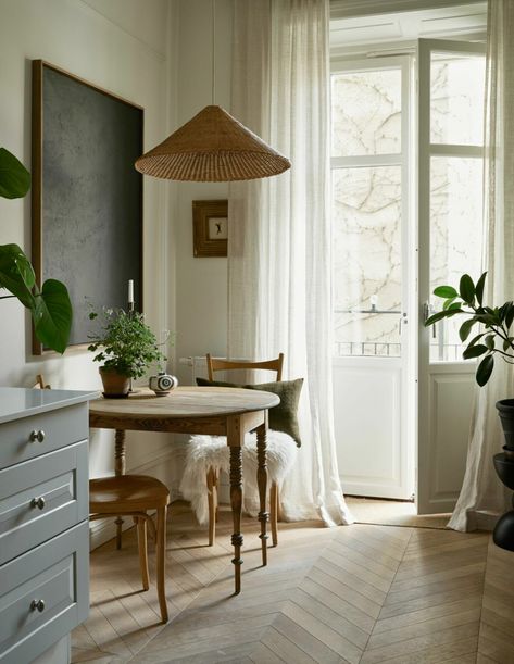 Small Kitchen Breakfast Nook, Stockholm Apartment, My Scandinavian Home, Ivy House, Swedish House, 아파트 인테리어, Home Design Ideas, Scandinavian Home, Eclectic Home