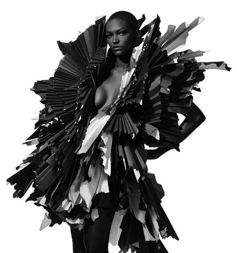 Zoe Bradley ou l'origami haute-couture Origami Dress Fashion, Origami Dress, Sculptural Fashion, Paper Fashion, Conceptual Fashion, Paper Dress, Futuristic Fashion, Foto Art, Avant Garde Fashion