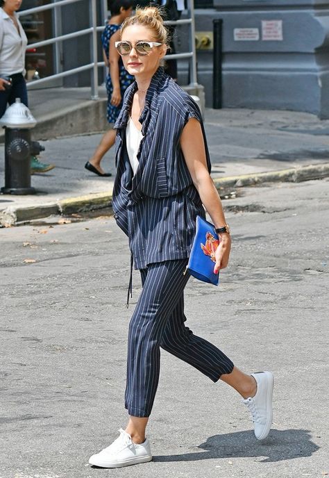 Follow in the steps of Olivia Palermo and wear sneakers to work with a polish look Olivia Palermo Sneakers, Sneakers To Work, Olivia Palermo Outfit, Sneaker Ideas, How To Wear Sneakers, Nice Fashion, Olivia Palermo Style, Fashion Corner, Casual Fridays