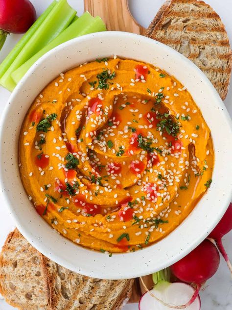 Roasted Carrot Sriracha Hummus Sriracha Carrots, Carrot Hummus Recipe, Sriracha Hummus, Roasted Carrot Hummus, Carrot Hummus, Hummus Salad, Chickpea Hummus, White Bean Recipes, Spicy Carrots