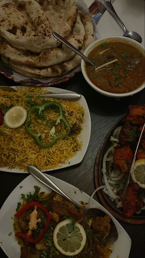 Pakistani food Chicken Biryani Aesthetic, Chicken Biryani Snap, Aesthetic Assignment, Naan Chicken, Pineapple Chicken Stir Fry, Aesthetic Assignment Ideas, Teriyaki Pineapple Chicken, Cajun Chicken And Rice, Dpz For Fb