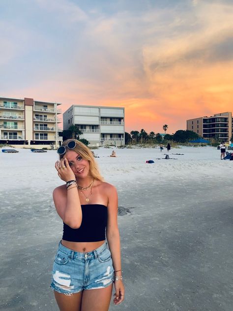 Beach Flicks, Romanizing School, Cute Summer Fits, Preppy Outfits For School, Insta Poses, Summer Beach Outfit, Cute Preppy Outfits, Preppy Summer, Trendy Summer Outfits