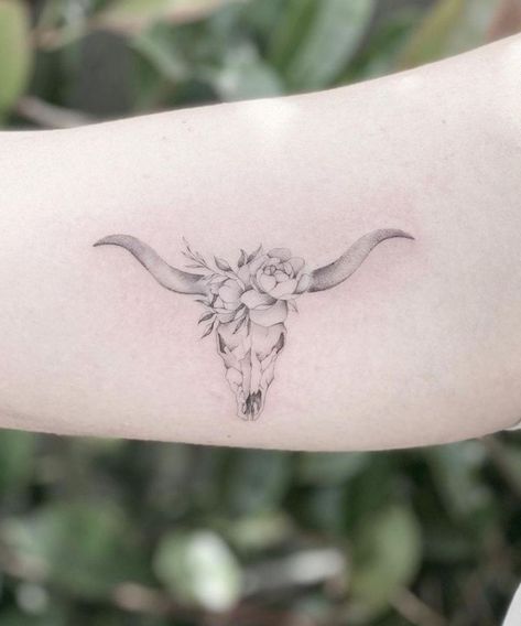 Long Horn Tattoo For Women, Longhorn Skull Drawing, Longhorn Skull Tattoo, Horn Tattoo, Longhorn Tattoo, Cow Skull Tattoos, Skull Tattoo Ideas, Bull Skull Tattoos, Skull Ideas