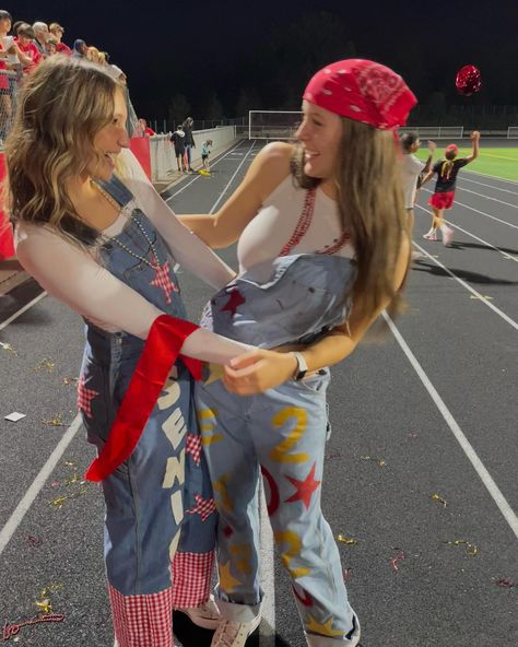 hoco p.1 ❤️⭐️ Homecoming Football Game, Football Game Outfit Highschool, Homecoming Football, Outfits Highschool, Senior Overalls, Game Outfit, Senior Activities, Football Game Outfit, Spirit Week