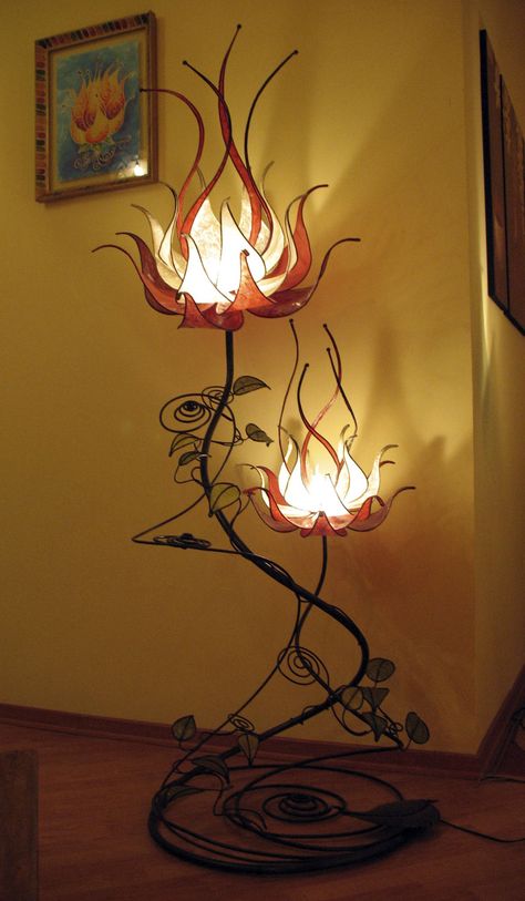 Floor Flowers, Lampe Art Deco, Diy Lampe, Creative Lamps, Two Flowers, 2 Flowers, Flower Lamp, Cool Lamps, Studio Apartment Decorating