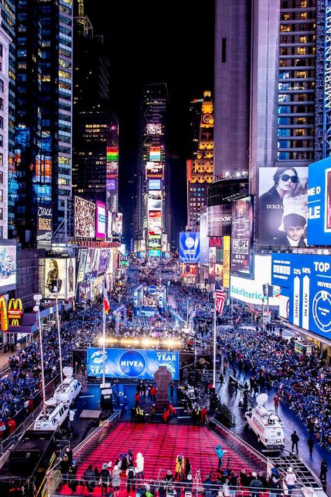 new year's eve in time square | Times Square New Year's Eve 2014 New York New Years Eve, New Year Art, Voyage New York, Nyc Aesthetic, New York Life, I Love New York, Budget Planer, City Wallpaper, City That Never Sleeps