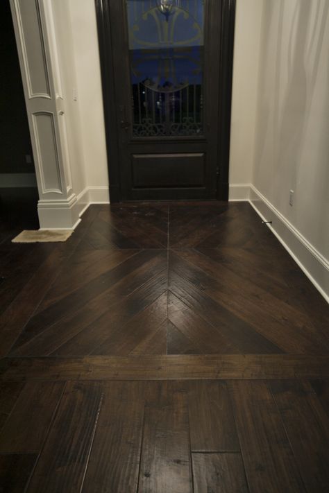 hard wood foyer with a inlaid pattern Wood Flooring Patterns Layout, Ceramic Wood Tile Floor, Wood Look Tile Floor, Wood Floor Pattern, Tile Floor Living Room, Foyer Flooring, Wood Floor Design, Entryway Flooring, Wooden Tile