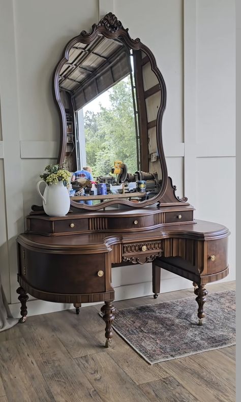 Antique Makeup Vanity Ideas, Antique Makeup Vanity, Antique Makeup Vanities, Makeup Vanity Ideas, Antique Makeup, Antique Vanity, Vanity Ideas, Makeup Store, Makeup Vanity