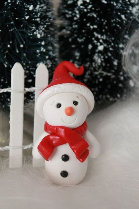 Snowman Clay, Polymer Clay Snowman, Clay Snowman, Diy Schneemann, Snowmen Crafts, Miniature Snowman, Clay Christmas Decorations, Reindeer Craft, Halloween Clay