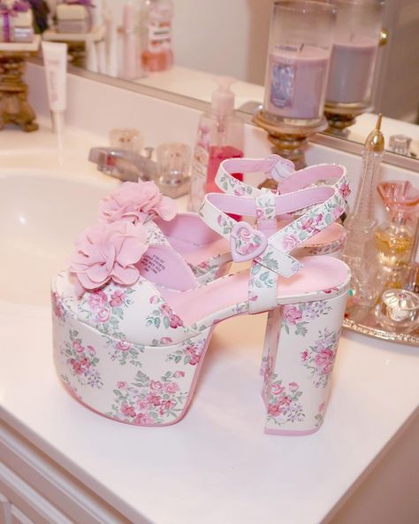 Pink Flower Heels, Shoes Coquette, Coquette Kitten, Bimbocore Outfits, Chunky Slides, Hello Kitty Shoes, Kawaii Y2k, Cute Shoes Heels, Rose Shoes