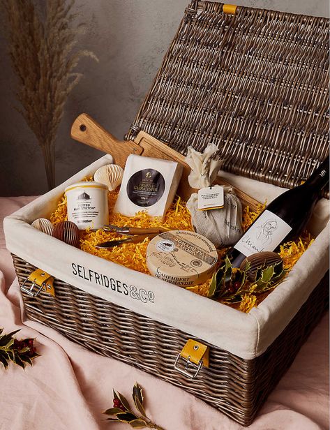 Cheese Hamper Ideas, Food Hamper, Wine And Cheese Gift Basket Ideas, Christmas Hampers, Luxury Picnic Basket, Hamper Gift Basket, Homemade Gift Baskets, Food Hampers, Birthday Hampers