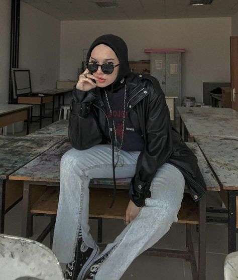 Rock And Roll Outfits Hijab, Denim Outfit Hijab, Style With Leather Jacket, Formal Punk, Rock N Roll Outfit, Hairstyle Outfit, Rock Star Outfit, Turban Hijab, Fashion Hijab Outfits