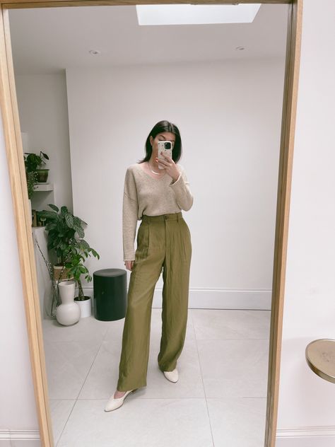 Wide Leg Trousers Outfit Work, Khaki Trousers Outfit, Trousers Outfit Work, Leg Trousers Outfit, Style Wide Leg Trousers, Wide Leg Trousers Outfit, Slacks Outfit, Culottes Outfit, Khaki Pants Outfit