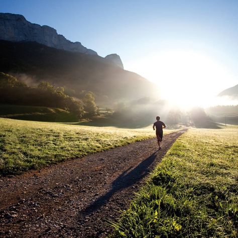 Trail Running Photography, Sport Photoshoot Ideas, Running Guide, Running Photography, Sport Photoshoot, Running Photos, Mountain Running, Marathon Training Plan, Running Inspiration