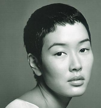 Jenny Lynn Shimizu Jenny Shimizu Hair, Jenny Shimizu 90s, Pixie Cut Asian, Asian Pixie Cut, Asian Pixie, 90s Outfit Party Hip Hop, Jenny Shimizu, Short Pixie Hairstyles, Buzzed Hair Women