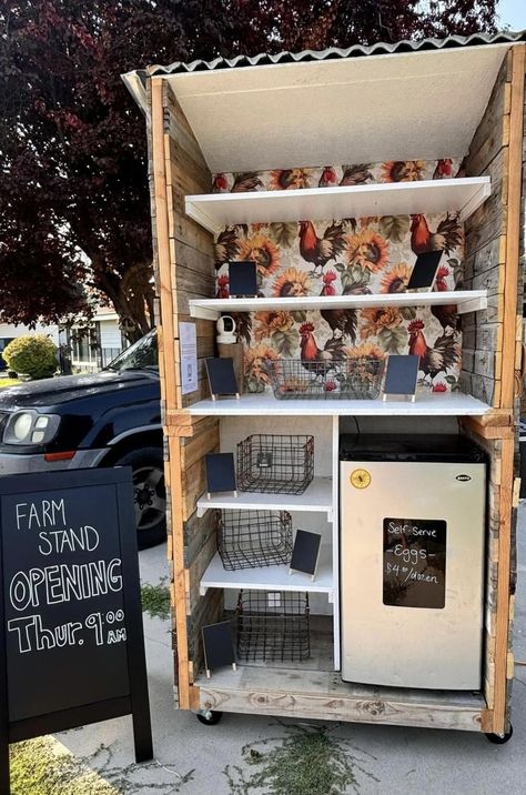 Farm Stand With Fridge, Mobile Farmers Market Trailer, Farmstand On Wheels, Farmstand Diy, Farmstand Display Ideas, Pallet Farm Stand, Farm Stand On Wheels, Diy Roadside Farm Stand, Farm Stand Plans