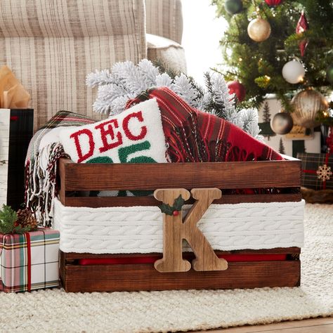 Wooden Crates Christmas, Crate Projects, Christmas Crate, Christmas Crafts Diy Projects, Blankets And Pillows, Winter Decorating, Small Christmas Gifts, Wood Letter, Christmas Tabletop