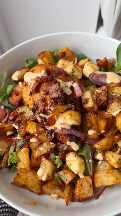 Alex | FITNESS | FOODIE 💖 on Instagram: "Chipotle Chicken & Chorizo Halloumi Potato Bake 🤤 WOW this was absolutely delicious. 🤌🏻The perfect recipe for a meal prepped lunch or…" Halloumi Bowl Recipes, Chipotle Chicken Baked Potato, Chicken And Halloumi Recipes, Halloumi And Chicken Recipes, Halloumi Chicken Salad, Halloumi And Sweet Potato, Chorizo And Halloumi Recipe, Chorizo Salad, Chicken And Halloumi