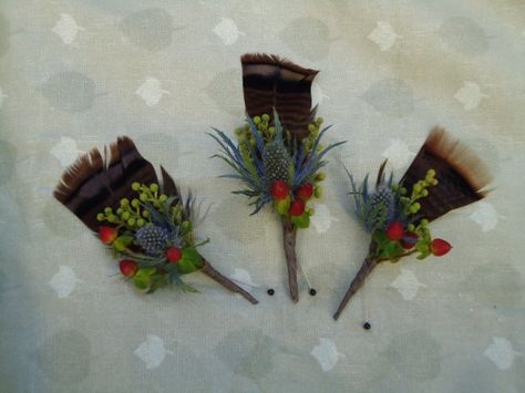 Turkey feather bouts. Turkey Feather Wedding, Turkey Feather Crafts, Feather Wedding Decorations, Centerpieces Candles, Boutonniere Wedding Rustic, Feather Arrangements, Feather Boutonniere, Party Lighting, Wedding Wows