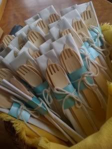 Look how cute hers turned out! Wedding Doorgift, Party Cutlery, Diy Napkins, Brown Wedding, Eco Friendly Wedding, Cutlery Sets, Wooden Utensils, Wedding Souvenirs, Wedding Prep