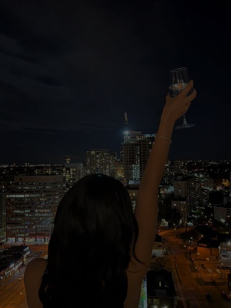 Night Balcony, Wine Birthday, Cheers Photo, Birthday Shots, City Shoot, Golden City, Cute Birthday Outfits, Girl Lifestyle, Night Pictures