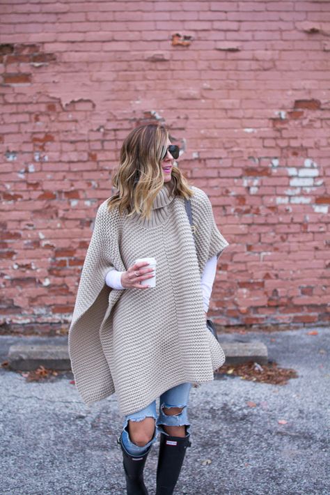 Chunky Knit Poncho - Cella Jane Chunky Knit Poncho, Poncho Au Crochet, Poncho Outfit, Cella Jane, Poncho Knitting Patterns, White Long Sleeve Tee, Cowl Knitting Pattern, Crochet Poncho Patterns, Knit Poncho