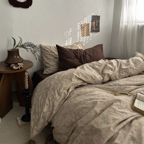 Ideal for cozying up with a good book or contemplating poetry, this versatile set offers both comfort and inspiration <Ad> Sheet Quilt, Brown Bed, Dekorasi Kamar Tidur, Cover Bed, Inspire Me Home Decor, Room Deco, Redecorate Bedroom, Cozy Room Decor, Apartment Decor Inspiration