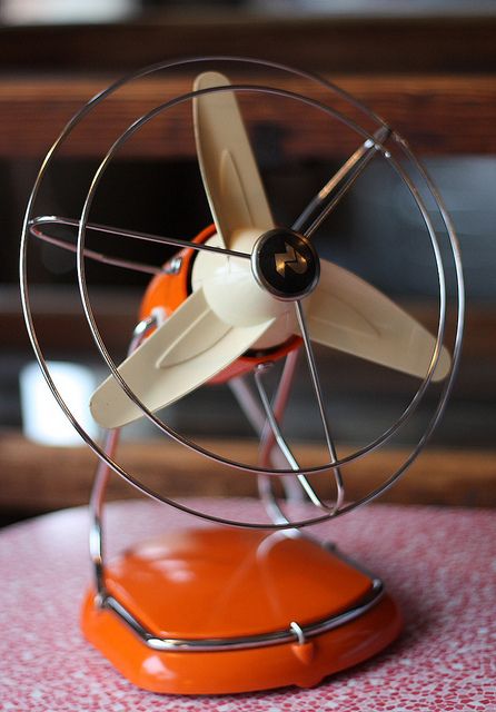 1950's Pifco electric fan €125.00. Great condition. Fotocamere Vintage, Atomic Design, Antique Fans, Retro Gadgets, Deco Retro, Vintage Fans, Atomic Age, Electric Fan, Retro Furniture