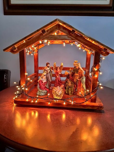 Simple Crib Ideas Christmas, Pesebres Navidad Ideas Madera, Christmas Crib Ideas Nativity Scenes, Christmas Crib Ideas At Home Diy, Pesebres Navidad Ideas Originales, Crib Christmas, Christmas Nativity Scene Diy, Nativity House, Christmas Crib Ideas