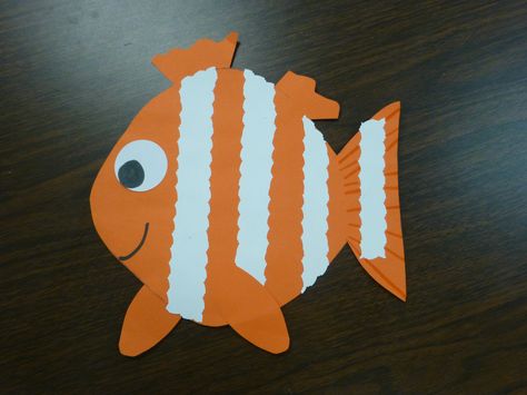 clown fish or Nemo craft Nemo Craft, Fish Crafts Kids, Fish Crafts Preschool, Fish Paper Craft, Fish Craft, Movie Crafts, Fish Activities, Paper Plate Crafts For Kids, Fish Crafts