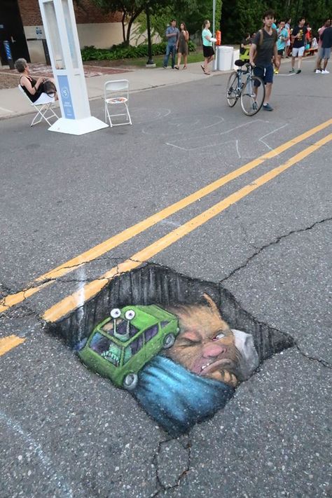 David Zinn at Ann Arbor Summer Festival: Top of the Park. June 23, 2016 at 5:07pm -  Bad as hitting a pothole can be, it's worse if the one you hit is already occupied. Pavement Chalk Art, Chalk Pictures, Street Chalk Art, Street Art Illusions, Chalk Artist, David Zinn, Pavement Art, 3d Chalk Art, Sidewalk Chalk Art