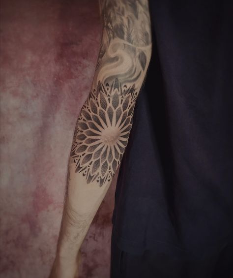 Elbow Tattoo Stencil, Elbow Tattoo Sleeve, Geometric Mandala Tattoo Design Men, Mandala Tattoo Elbow, Mandala Elbow Tattoo, Elbow Mandala Tattoo, Mandala Elbow, Elbow Tattoo Ideas, Jay Alvarez