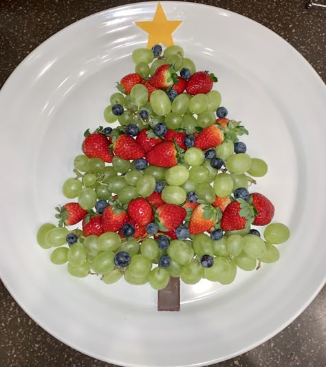 Crowd Finger Foods, Christmas Party Foods, Christmas Party Food Ideas, Healthy Christmas Snacks, Christmas Food Ideas, Snacks Dinner, Party Crowd, Pajamas Party, Fruit Platter Designs