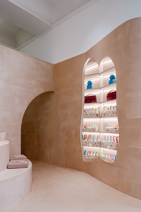 Jacquemus Store Selfridges London / AMO | ArchDaily Jacquemus Store, London Country, Concrete Effect Paint, Selfridges London, David Chipperfield Architects, Ceramic Store, Retail Design Blog, Retail Interior, Store Interior